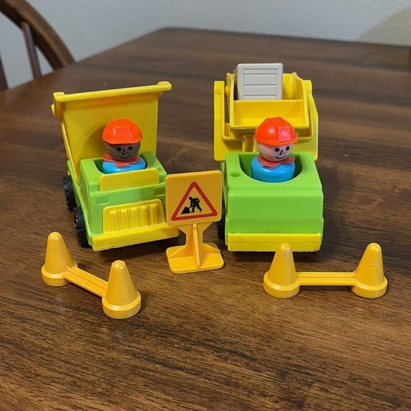 Vintage Fisher Price CONSTRUCTION VEHICLE AND LITTLE PEOPLE WORKERS LOT 0F 8 - Picture 16 of 16